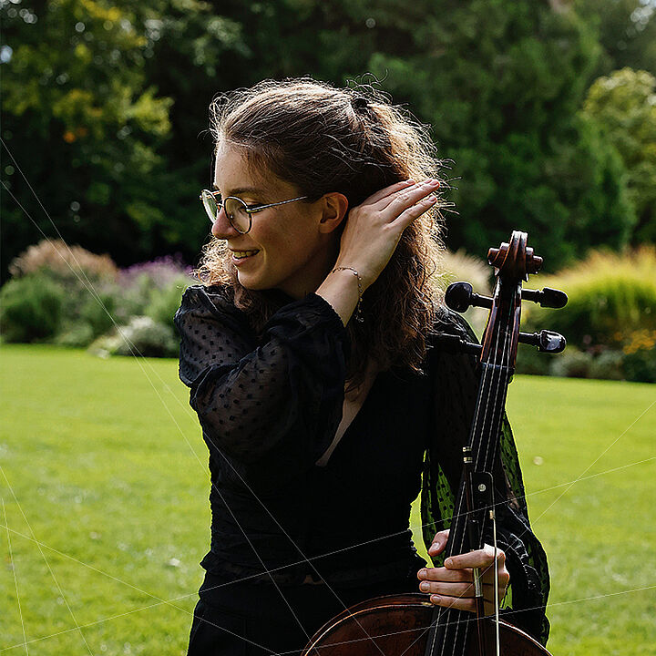 Camille Thévoz nommée violoncelliste tutti à l’Orchestre de l’Opéra de Zurich.