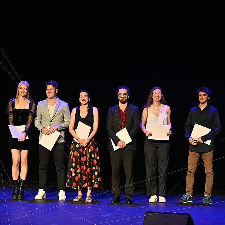 Angela Borlacchi (flûte traversière), Iris Keller (chant), Donna Zamaros (Digital Audio Workstation), Matteo Cimatti (violon), Anthony Fournier (direction d'orchestre) et Jean Hiron (accompagnement) ont chacun reçu le Prix Tremplin Leenaards / HEMU 2024. Cette récompense est décernée aux étudiant·es talentueux·ses et créatifs·ves qui viennent d'achever leur formation dans six hautes écoles d'art, dont l'HEMU.