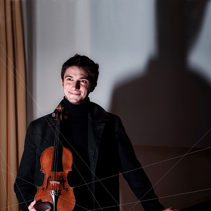 Jeune prodige italien du violon, Matteo Cimatti illumine les scènes européennes de son jeu raffiné et de sa passion pour la musique.