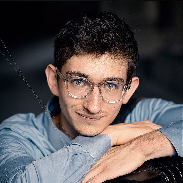Julien Beautemps allie virtuosité instrumentale, composition et arrangement pour enrichir le répertoire de l’accordéon.