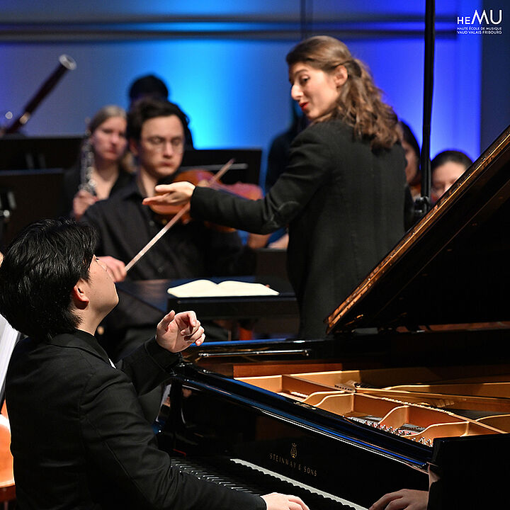 Le 9 décembre dernier, la salle Utopia 1 de l’HEMU – Haute École de Musique et du Conservatoire de Lausanne a vibré au son des plus beaux concertos de Mozart, de l’ouverture dramatique de Don Giovanni ainsi que de la Symphonie n° 103 Roulement de timbales de Haydn. 