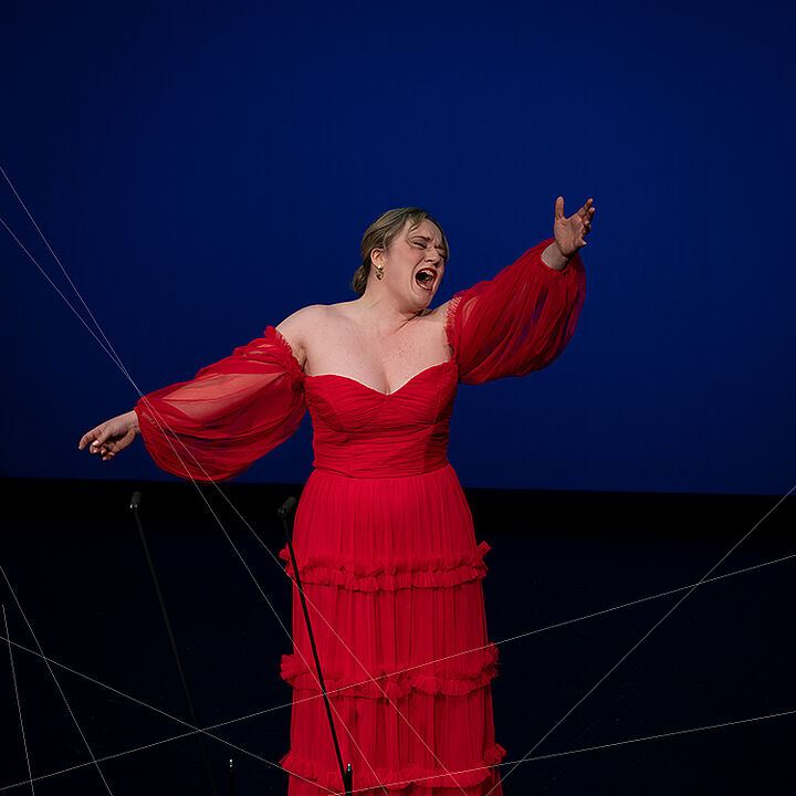 À l’issue d’une finale de haut niveau à l’Opéra de Lausanne le 23 octobre 2024, Fanny Utiger s’est distinguée parmi les talents du chant lyrique en lice, décrochant le 1er Prix du Concours Kattenburg 2024, assorti de 30'000 CHF. 