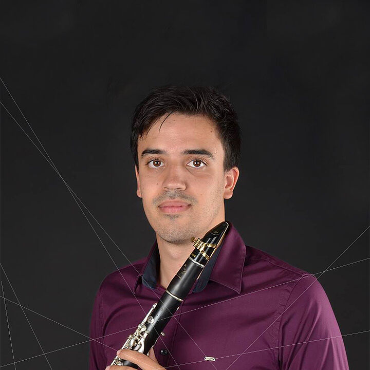 Clarinettiste de talent, Tiago Silva Bento érige la musique en langage universel à travers ses performances captivantes.