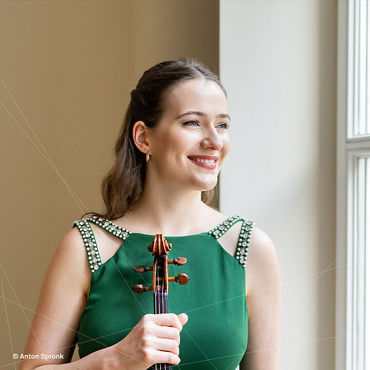Larissa Cidlinsky, violoniste internationalement reconnue, allie virtuosité technique et sensibilité musicale, captivant les auditoires avec son jeu envoûtant.
