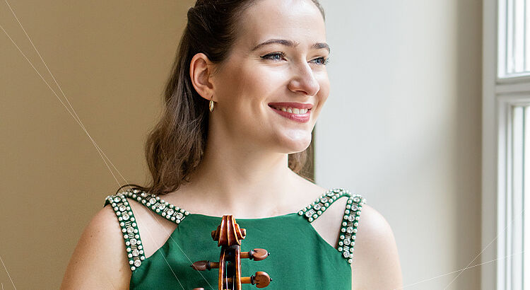 Larissa Cidlinsky, violoniste internationalement reconnue, allie virtuosité technique et sensibilité musicale, captivant les auditoires avec son jeu envoûtant.