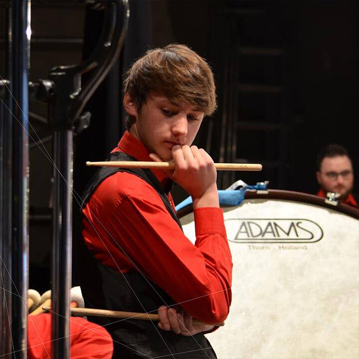 Âgé de seulement 24 ans, Axel Maurer suit une trajectoire remarquable. Actuellement en première année de Master en pédagogie musicale percussions dans la classe d’Emmanuel Séjourné, il se forme également en direction d’ensembles à vent au Conservatoire de Lausanne avec Stéphane Pecorini. 