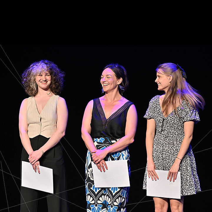 La violoniste Sonoko Welde, la flûtiste Laura Richard, la chanteuse lyrique ( ?) Marie-Sophie Roux et la chanteuse Céline Gustavsson ont reçu un prix du Domaine Musique et Arts de la scène de la HES-SO, soulignant leurs performances exceptionnelles et leur parcours académique.