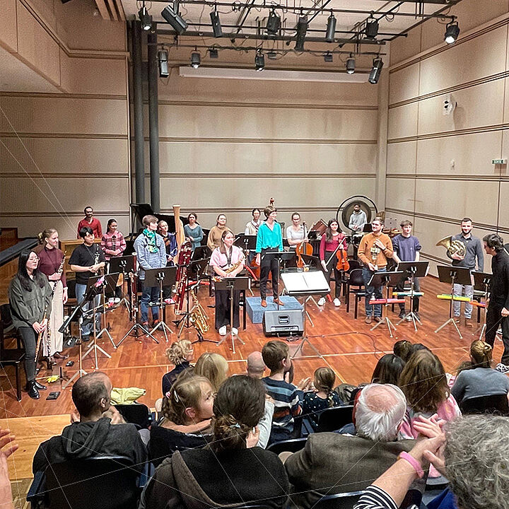 Coup d’envoi de la onzième saison de Musique entre les lignes, le 20 novembre 2024, avec Cameron Chameleon or A Young Person's Guide to Orchestration, composée par le Canadien Jason Noble en 2020.