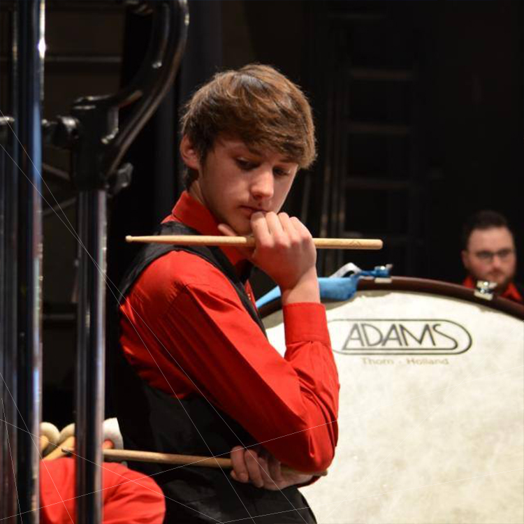 Âgé de seulement 24 ans, Axel Maurer suit une trajectoire remarquable. Actuellement en première année de Master en pédagogie musicale percussions dans la classe d’Emmanuel Séjourné, il se forme également en direction d’ensembles à vent au Conservatoire de Lausanne avec Stéphane Pecorini. 