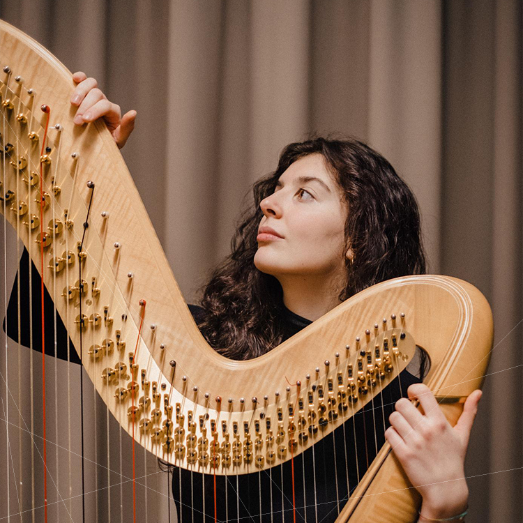 Entre sensibilité artistique et rigueur musicale, Letizia Lazzerini façonne son interprétation avec précision. Lauréate du concours Suoni d’Arpa, elle explore sans cesse de nouvelles facettes de son instrument et de son langage musical.