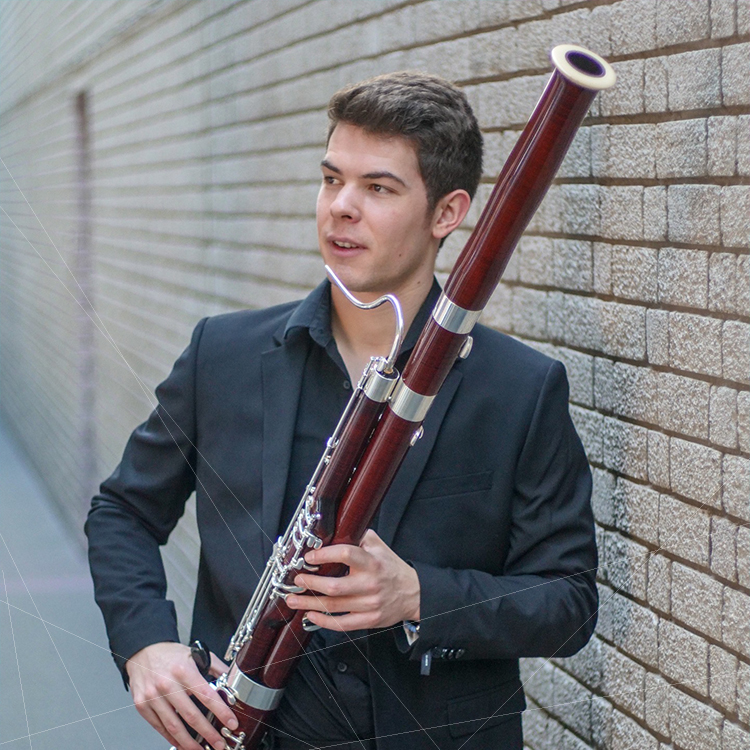Bassoniste au parcours international, Niccolò Biemmi conjugue une carrière de soliste et de musicien d’orchestre.
